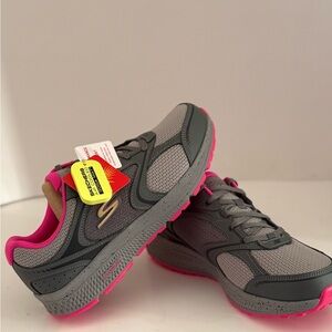 Skechers Go Run Consistent Women's Gray and Pink Sneakers NEW SIZE 9 WIDE